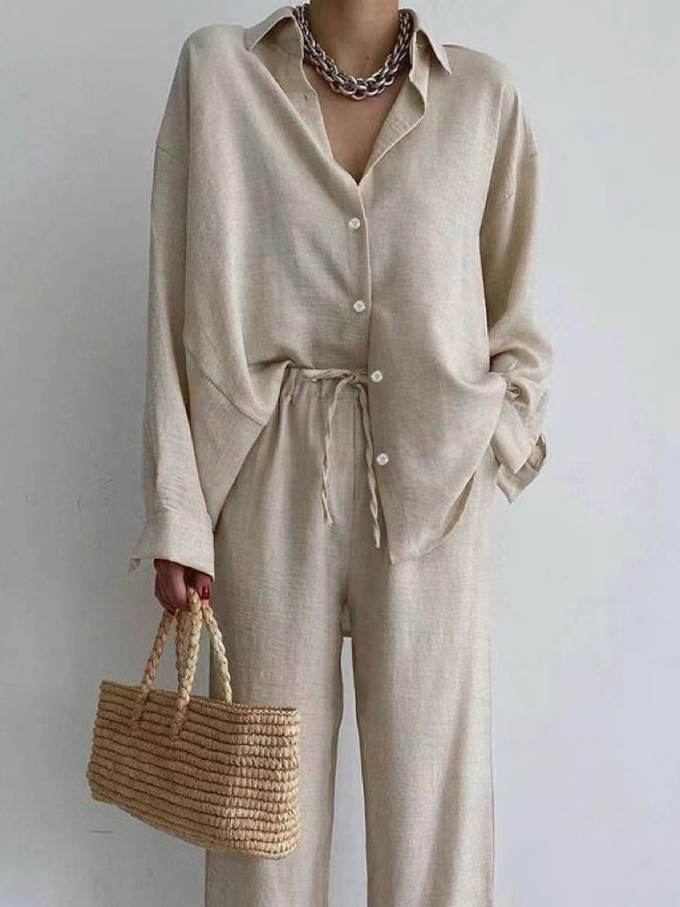 Sommerlicher Damen-Leinenanzug aus Bluse und weiter Hose