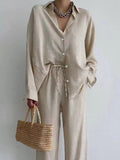 Sommerlicher Damen-Leinenanzug aus Bluse und weiter Hose