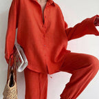Sommerlicher Damen-Leinenanzug aus Bluse und weiter Hose