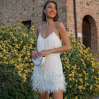 Glamouröses Pailletten-Cocktailkleid mit Federsaum