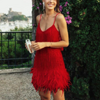 Glamouröses Pailletten-Cocktailkleid mit Federsaum