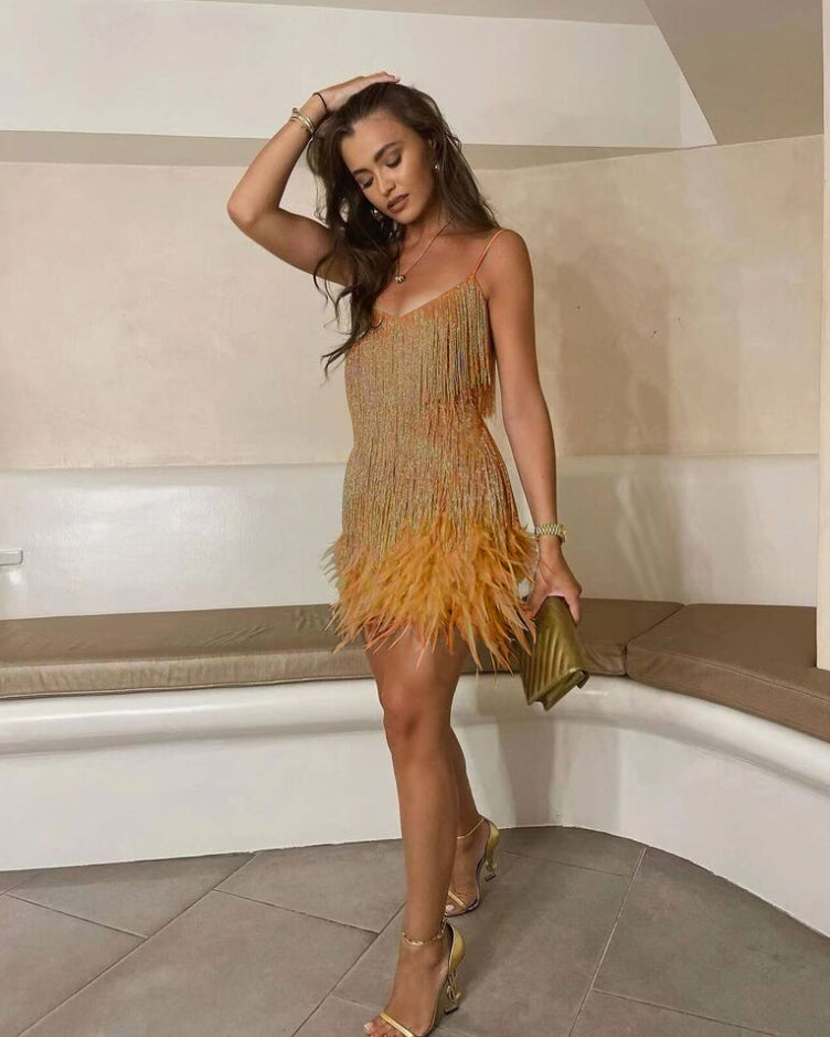 Glamouröses Pailletten-Cocktailkleid mit Federsaum