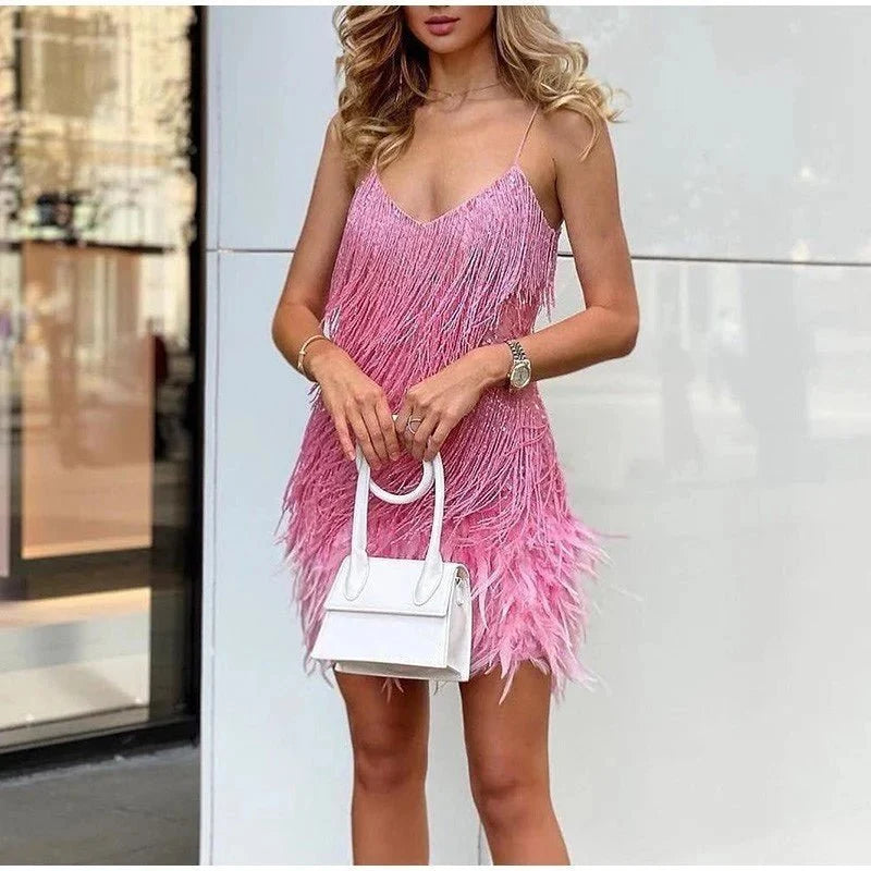 Glamouröses Pailletten-Cocktailkleid mit Federsaum