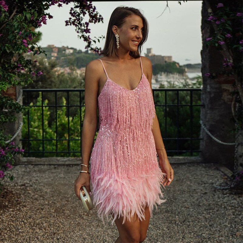 Glamouröses Pailletten-Cocktailkleid mit Federsaum