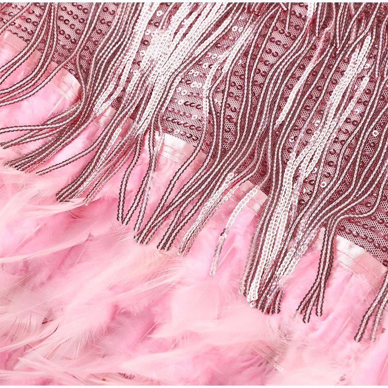 Glamouröses Pailletten-Cocktailkleid mit Federsaum