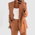 Taillierter Damen-Blazer mit schmaler Hose im Set