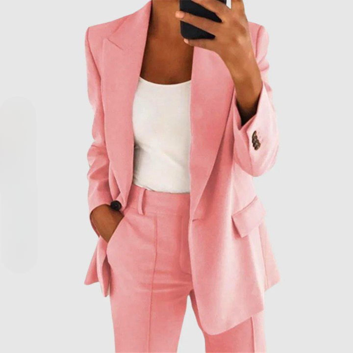 Taillierter Damen-Blazer mit schmaler Hose im Set
