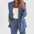 Taillierter Damen-Blazer mit schmaler Hose im Set
