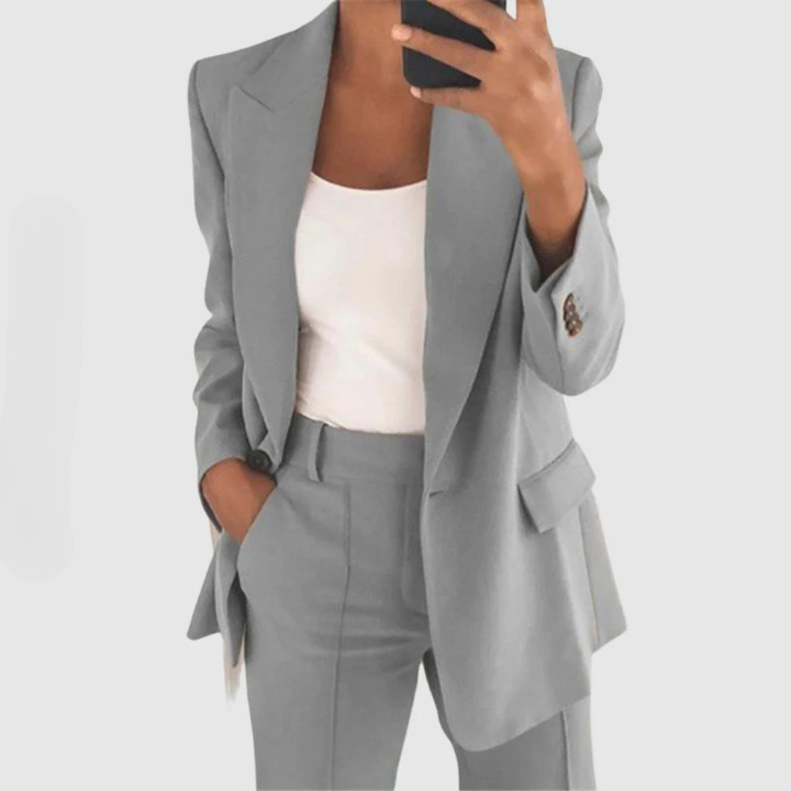 Taillierter Damen-Blazer mit schmaler Hose im Set
