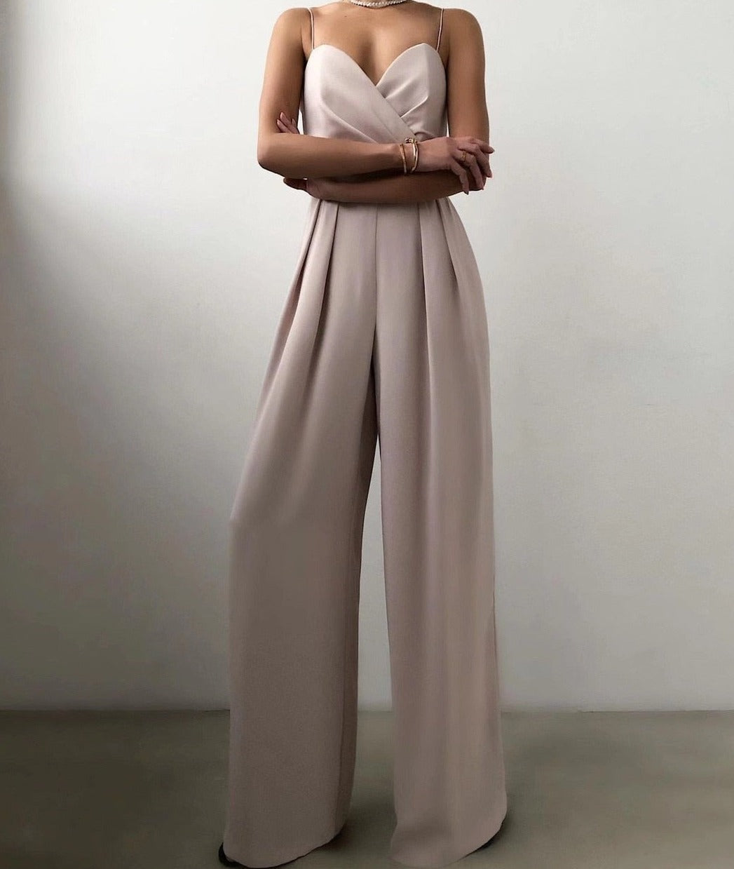 Damen-Overall mit Trägern und weitem Bein