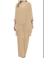 Dreiteiliges Damen-Ensemble aus Kleid, Jacke und Gürtel