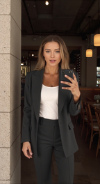 Taillierter Damen-Blazer mit schmaler Hose im Set